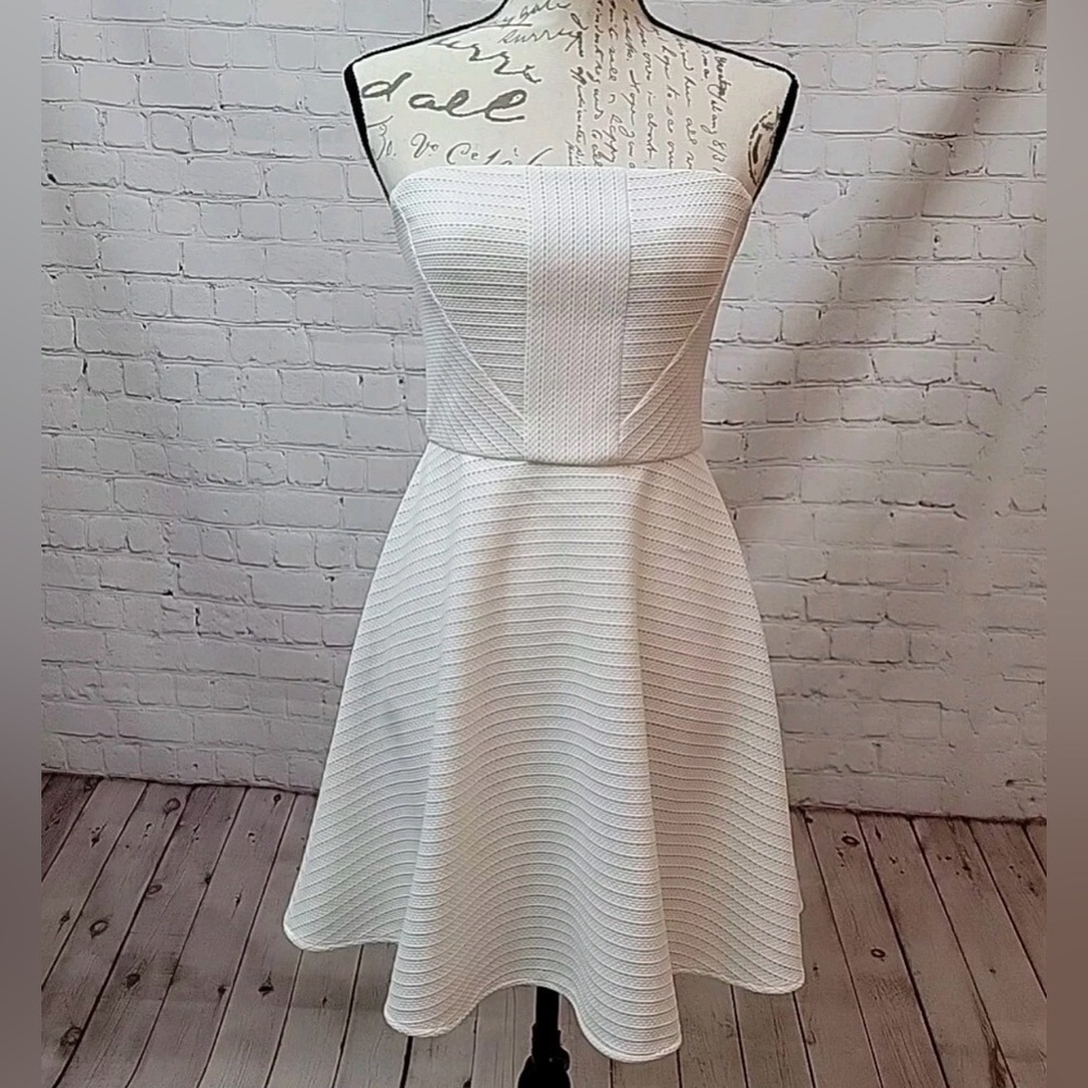 EXPRESS Women’s White Strapless Lined Mini Cocktail Dress Fit‎ & Flare Size 6